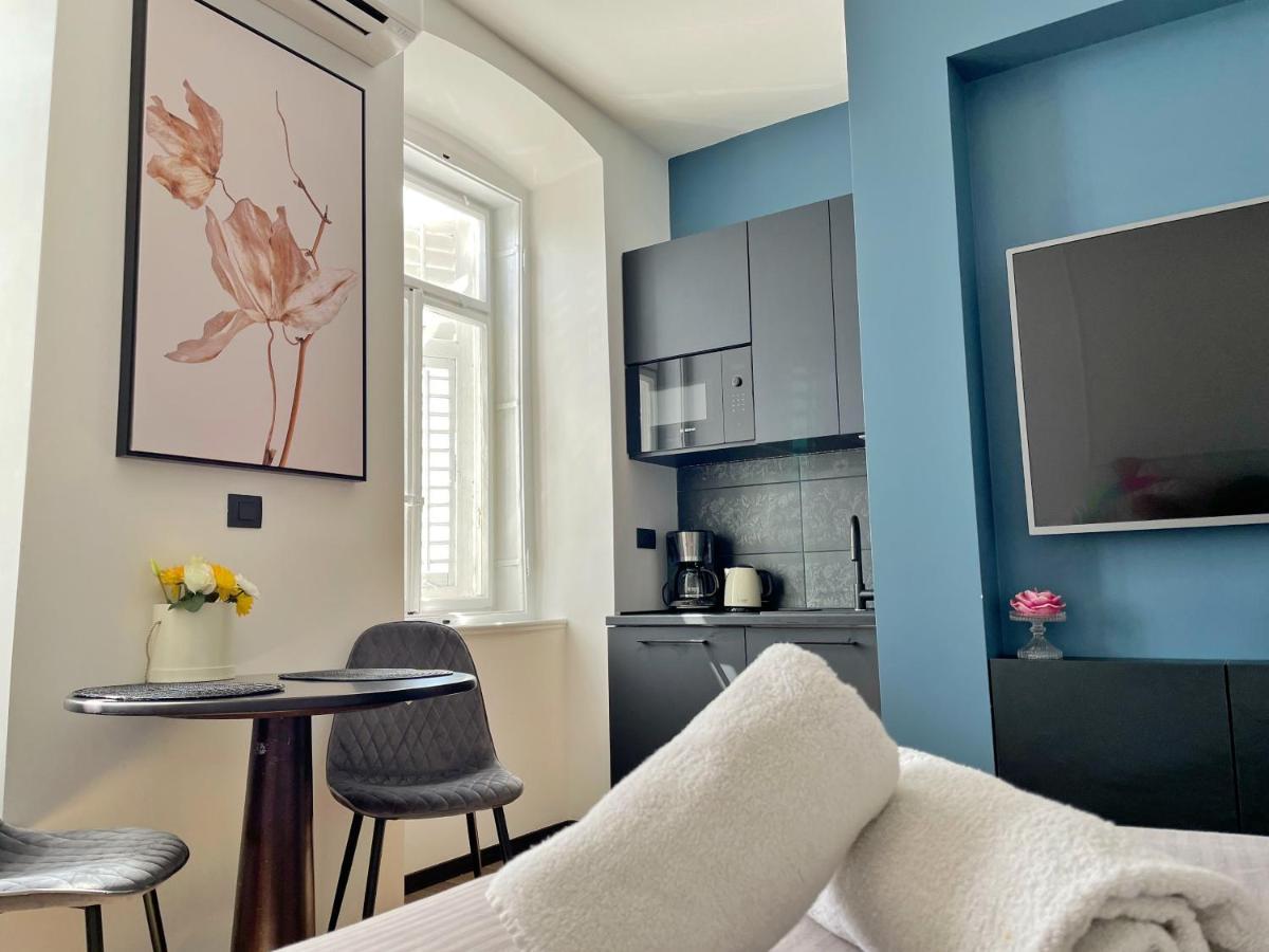 Navis City Apartments Pula Bagian luar foto