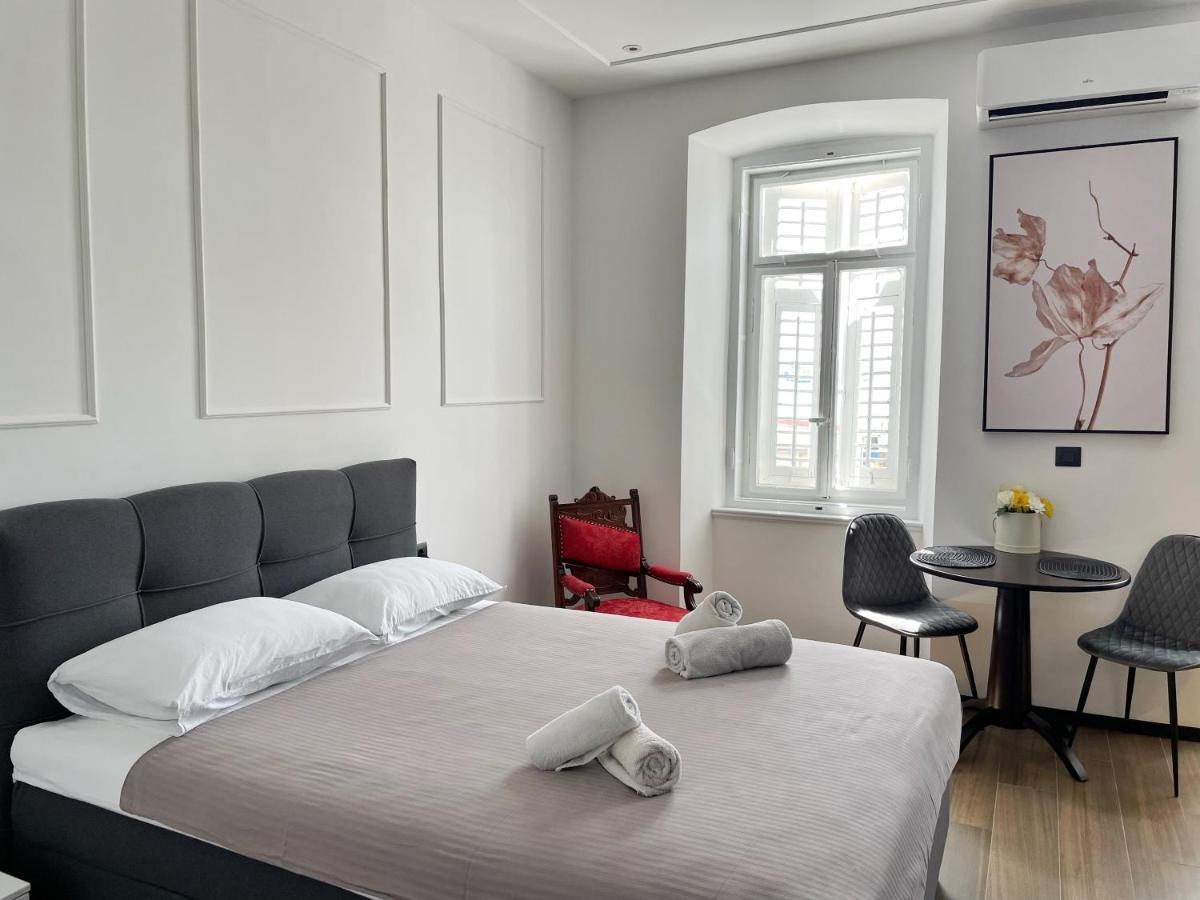 Navis City Apartments Pula Bagian luar foto