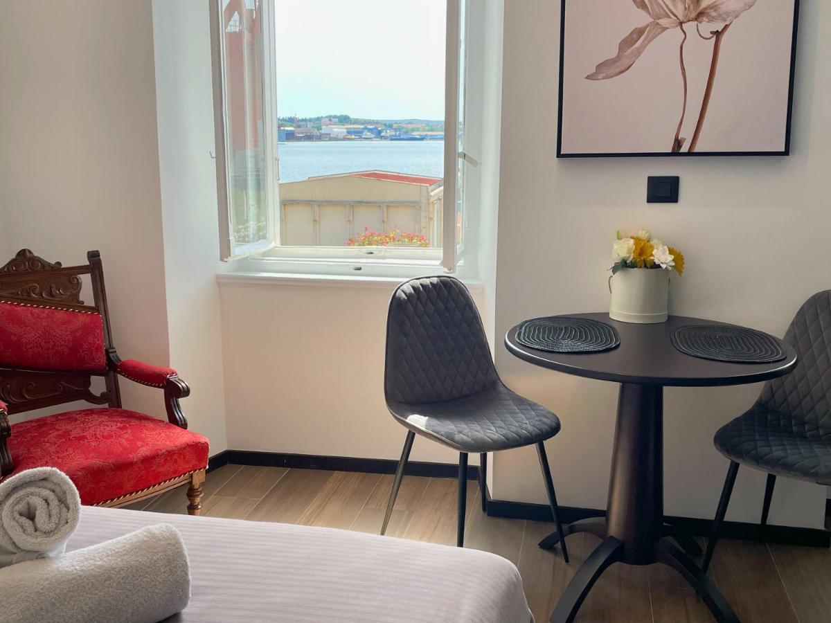 Navis City Apartments Pula Bagian luar foto