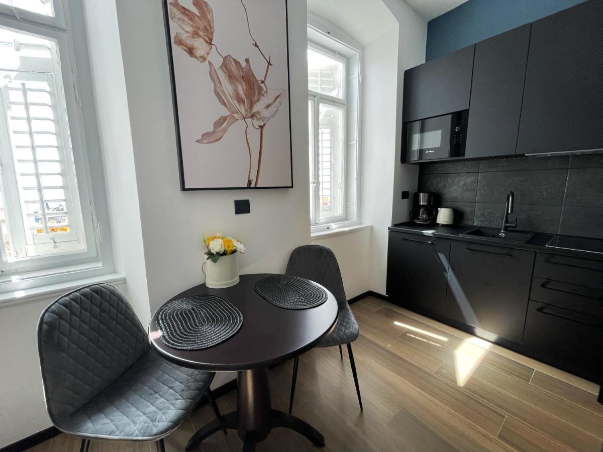 Navis City Apartments Pula Bagian luar foto