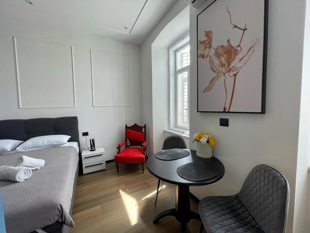 Navis City Apartments Pula Bagian luar foto