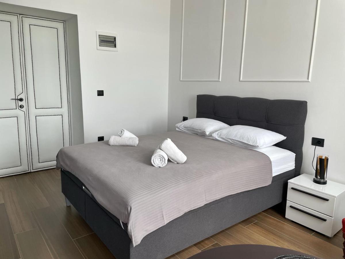 Navis City Apartments Pula Bagian luar foto